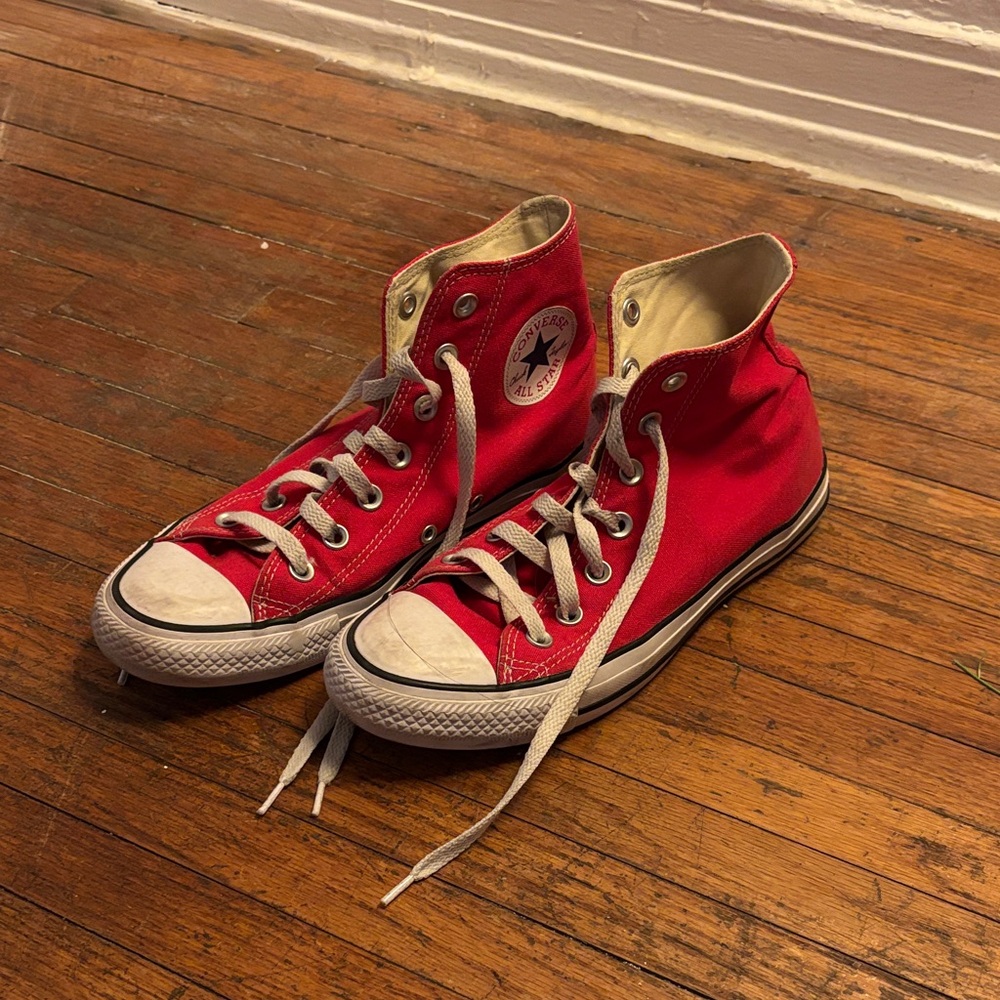 Converse like new Red Canvas High-Tops